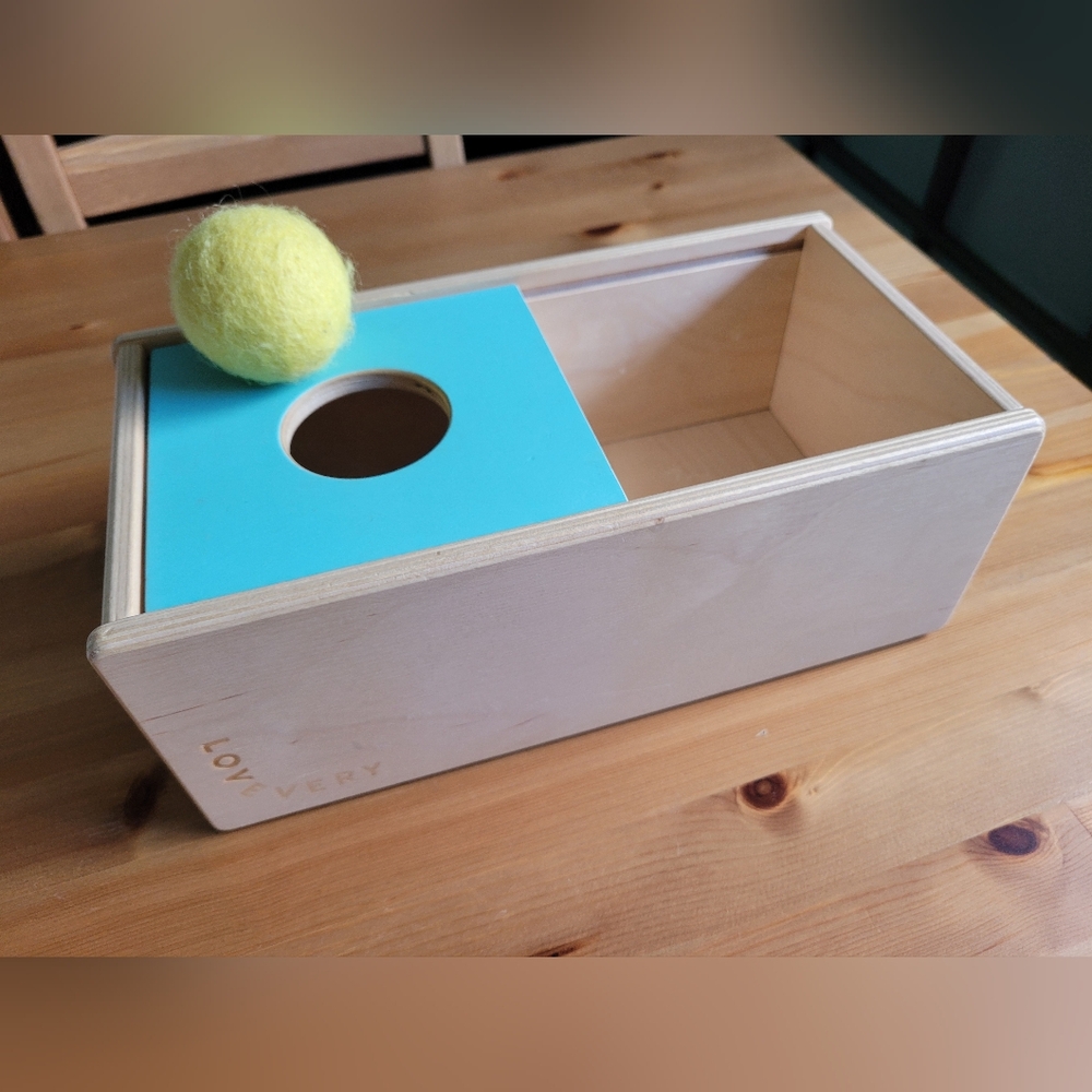 Lovevery - Sliding Top Box & Yellow Felt Ball